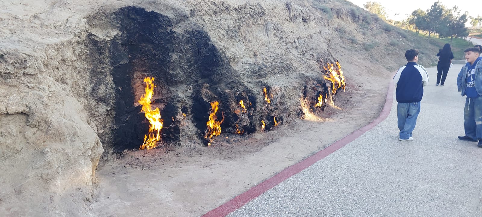 ההר הבוער יאנארדאג באזרבייג'ן – טיול לאזרבייג'ן באקו וארץ האש ותופעת הבעירה המתמשכת