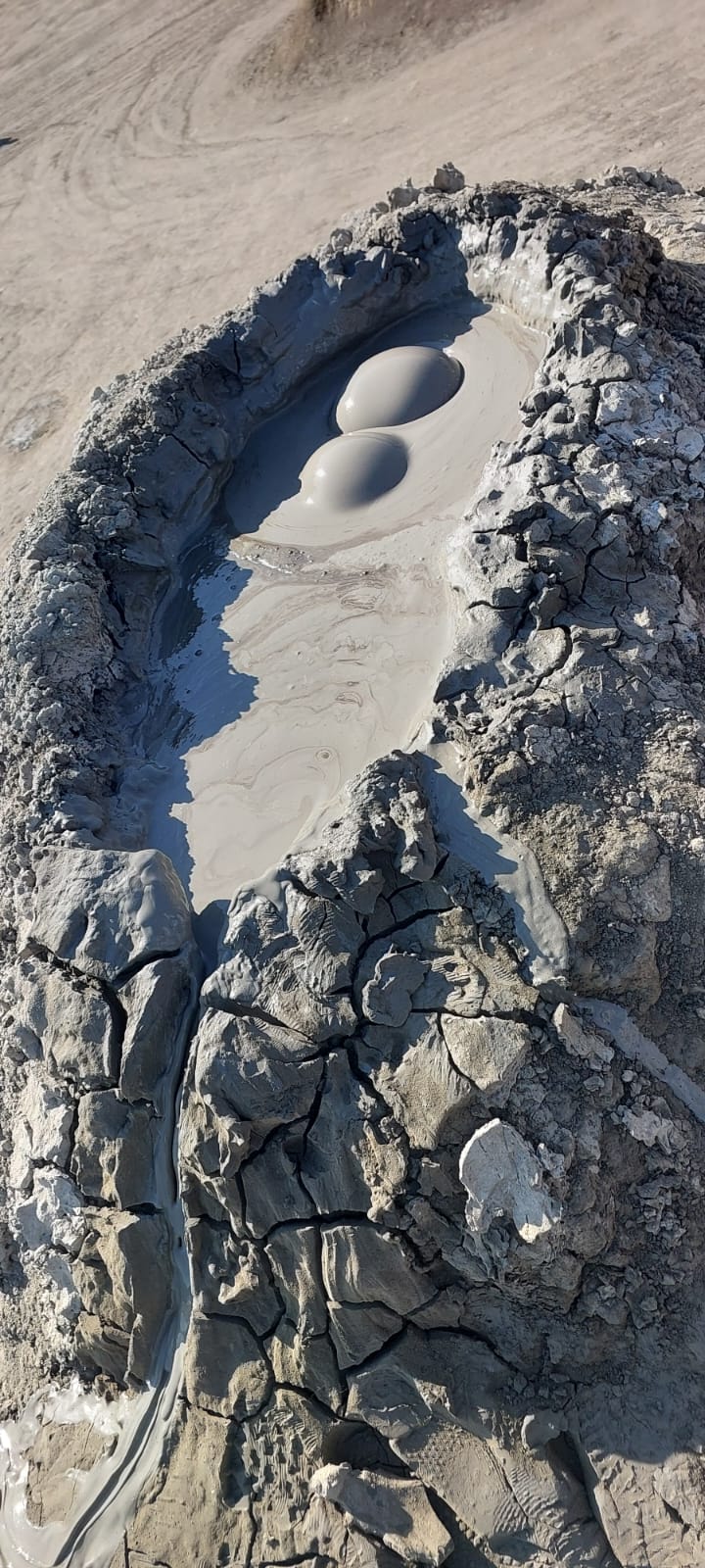 בועות בוץ בהרי הגעש הבוציים – טיול לאזרבייג'ן באקו וארץ האש