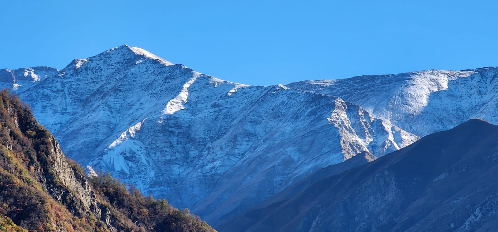 נופי הרי הקווקז בדרך ללהיג'