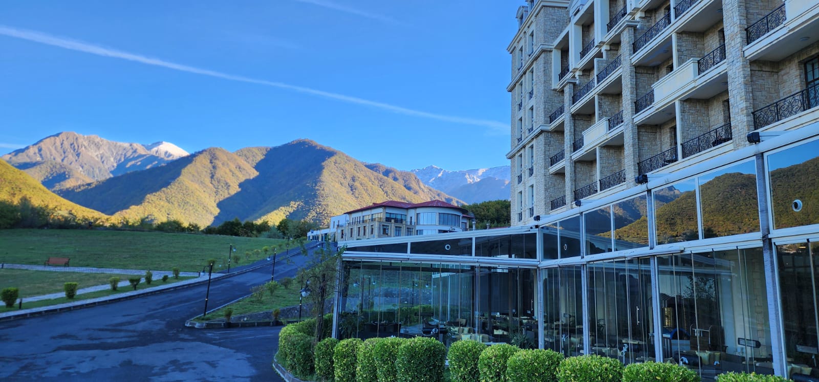 המלון בשקי למרגלות הרי הקווקז