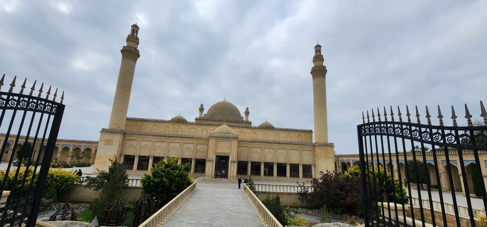 מסגד ג'ומו בעיר שמחי באזרבייג'ן, אתר היסטורי חשוב במהלך טיול לאזרבייג'ן שמחי להיג ושקי