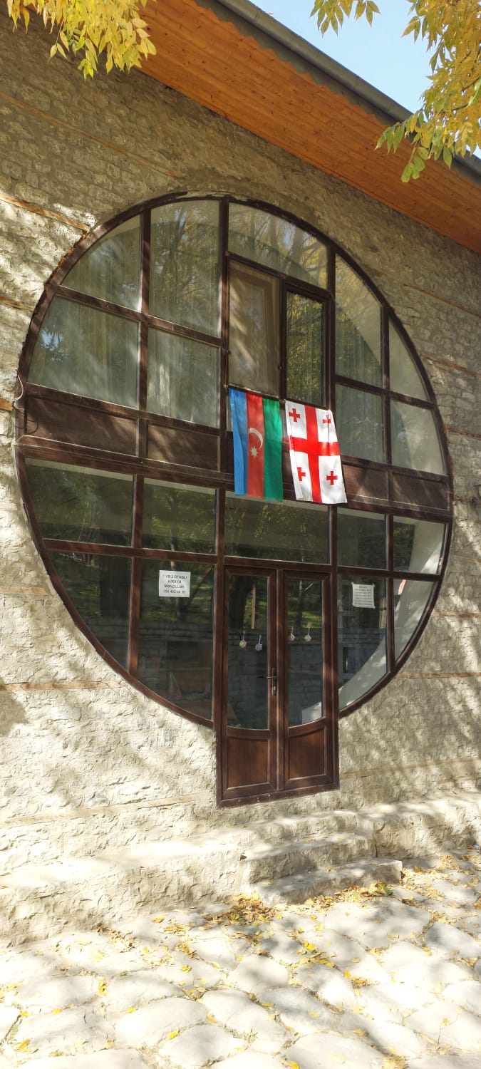 דגלי אזרבייג'ן וגאורגיה בכפר קיש