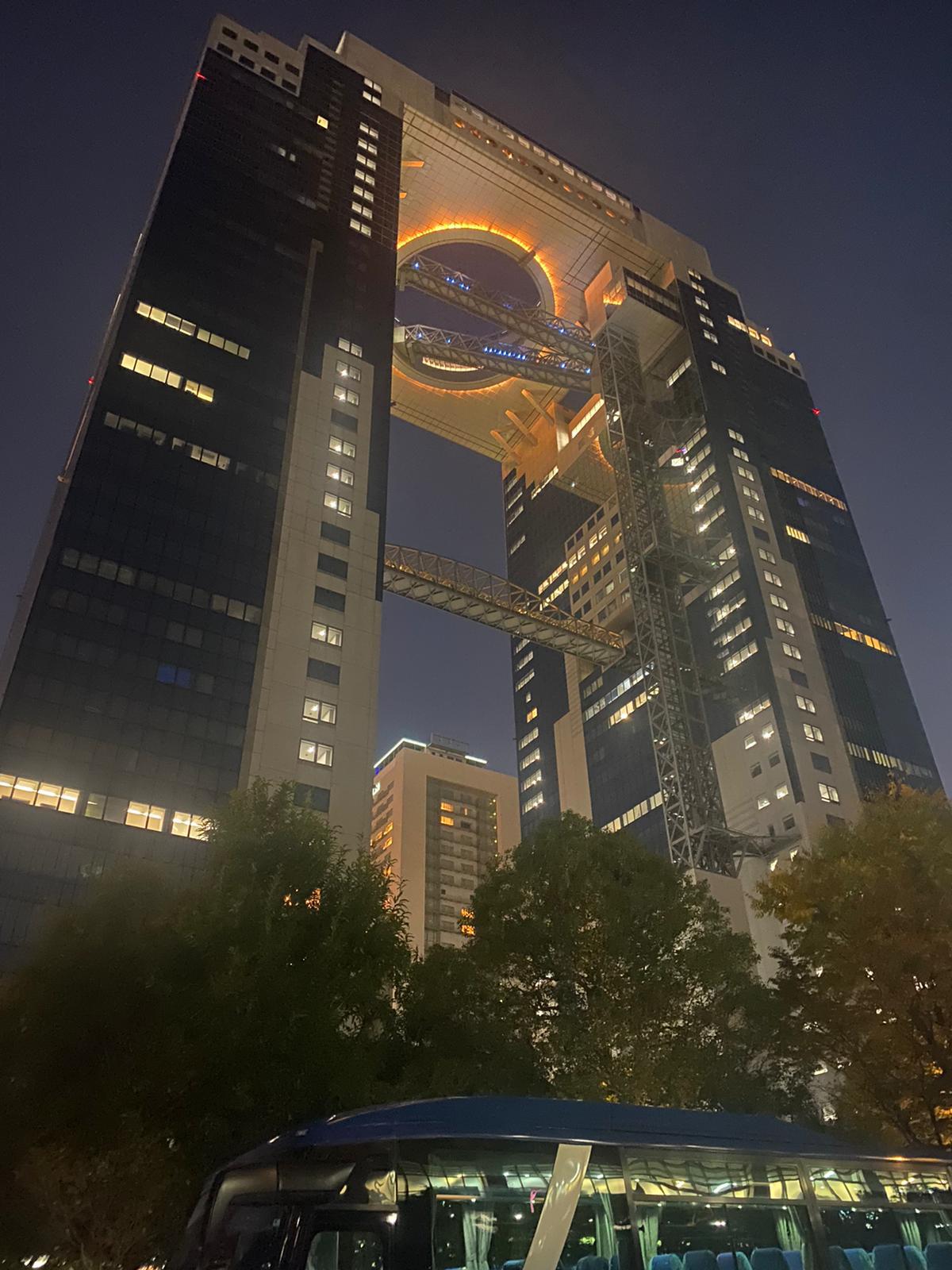 בניין אומדה סקיי בלילה – אוסקה