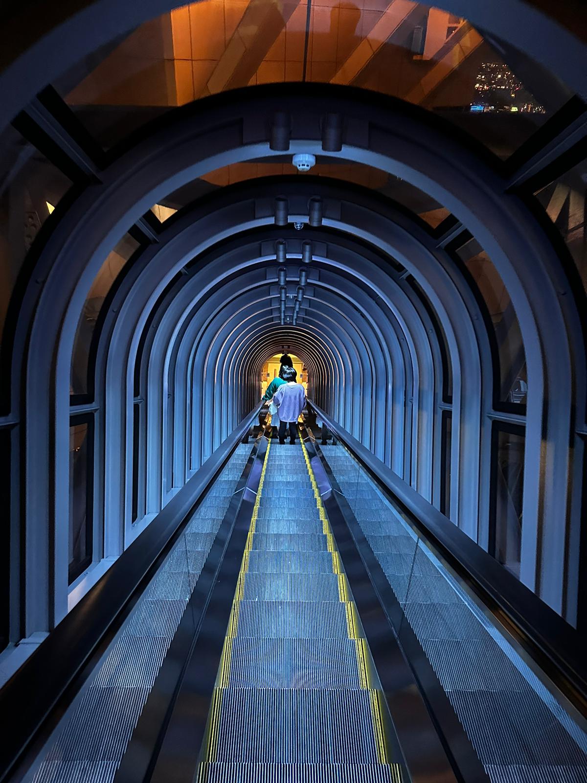 המדרגות הנעות השקופות בבניין אומדה סקיי – הדרך אל המצפה