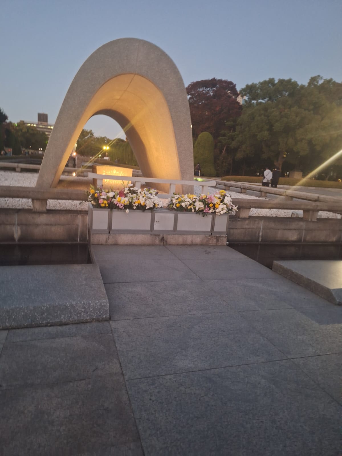 Alt: אנדרטת השלום בהירושימה בשעת ערב – טיול ליפן בשלכת נארה והירושימה