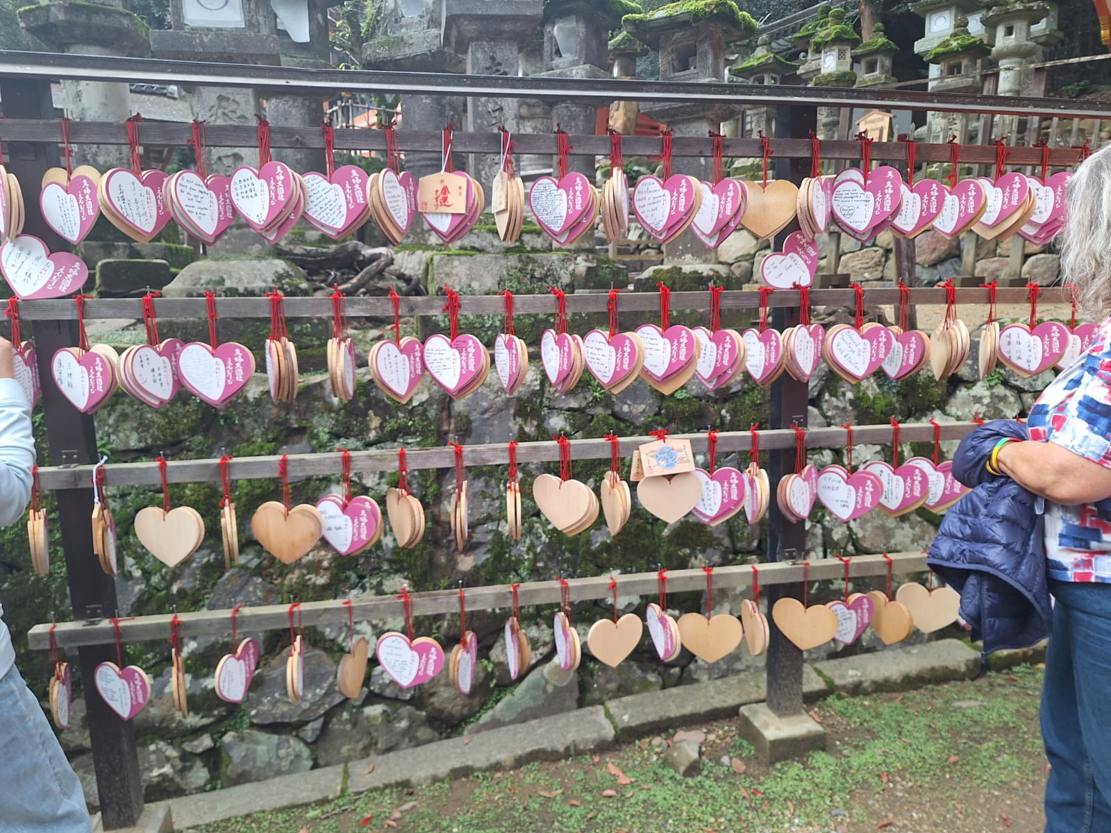 Alt: לוחות משאלות בצורת לב במקדש קסוגה טאישה – טיול ליפן בשלכת נארה והירושימה