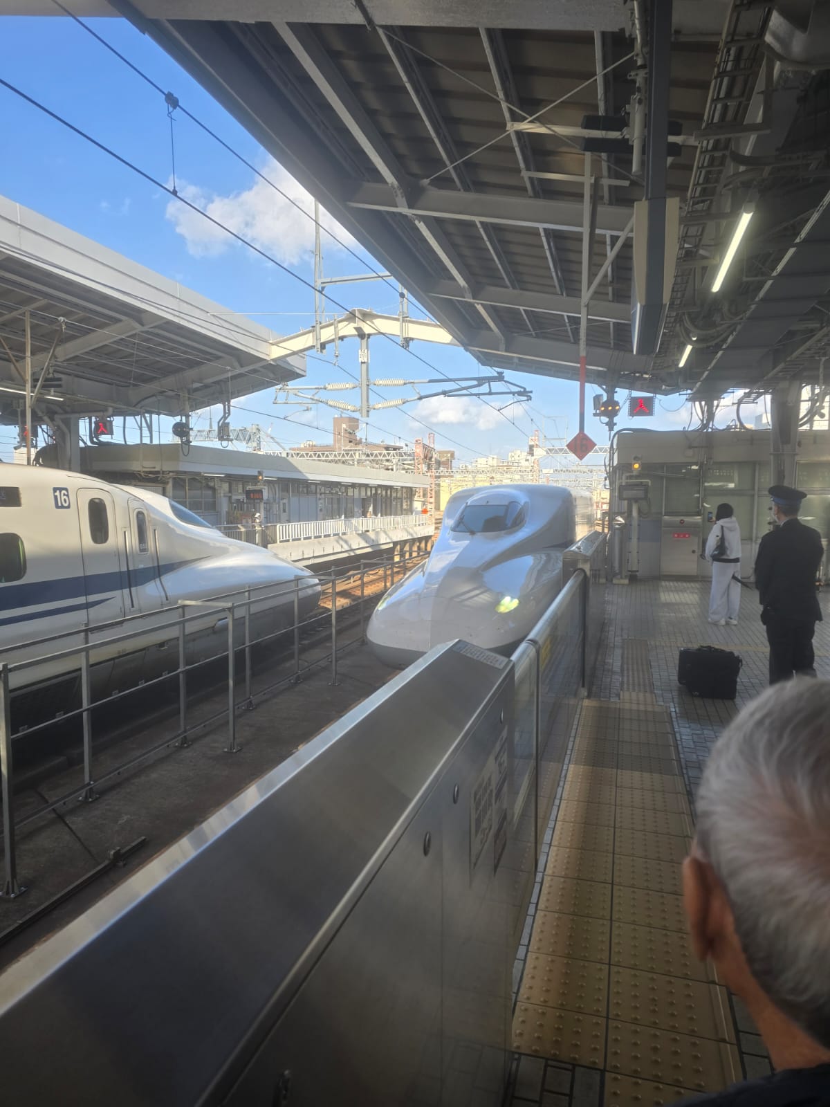 Alt: רכבת השינקנסן N700 בתחנה לפני יציאה – טיול ליפן בשלכת נארה והירושימה