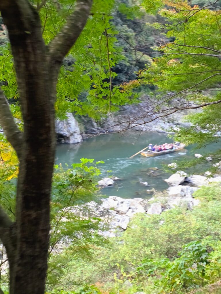 שייט מסורתי בנהר הוזו ליד קיוטו במהלך טיול ליפן בשלכת קיוטו ופושימי אינארי