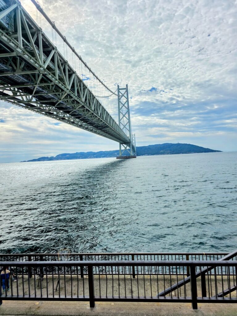 גשר אקאשי קייקיו מעל מצר אקאשי בקובה – טיול ליפן בשלכת קיוטו ופושימי אינארי