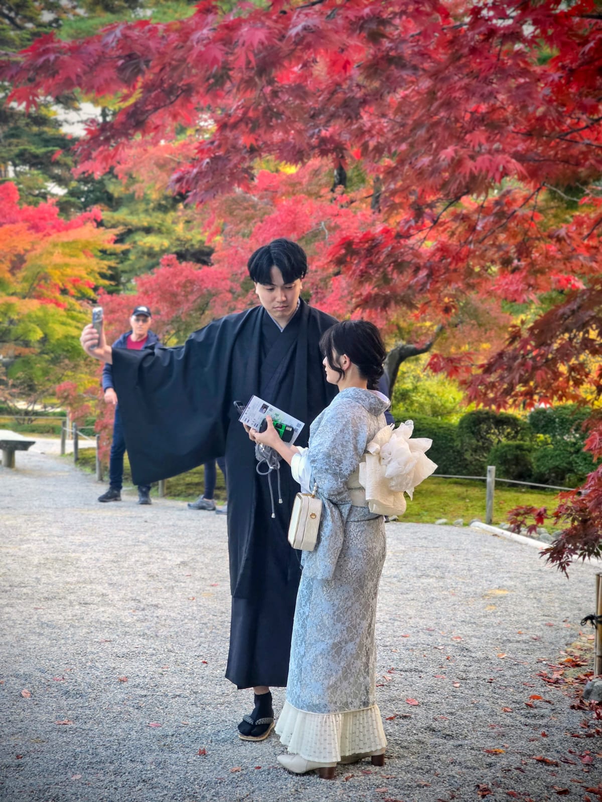 זוג בבגדים מסורתיים בגן