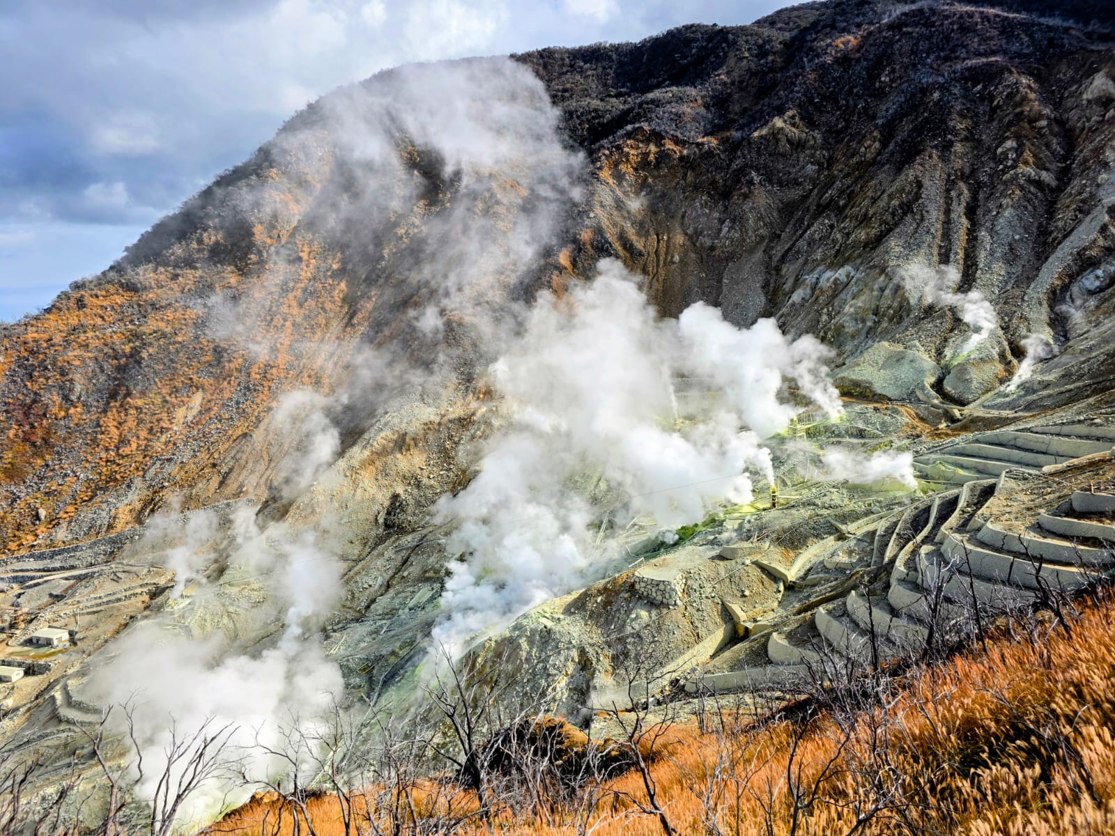 עמק אוואקודאני המעלה קיטור גופריתי במסגרת טיול להאקונה הר פוג'י
