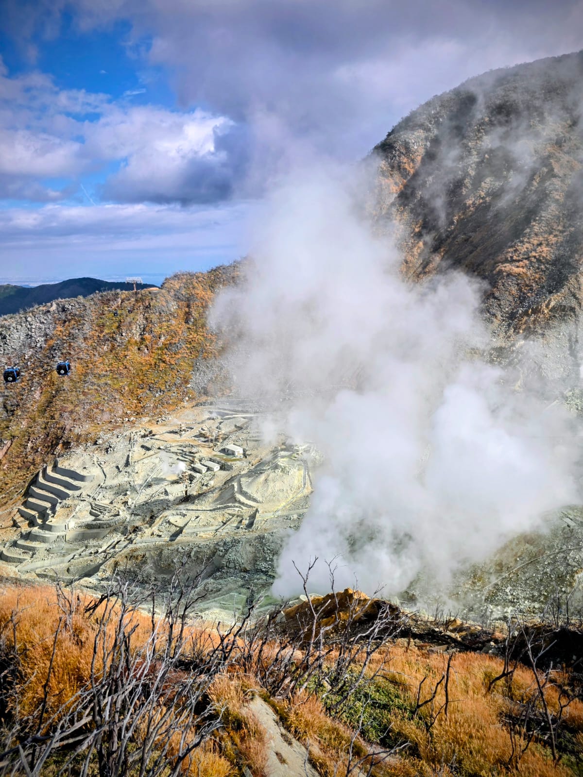 נוף גיאותרמי בעמק אוואקודאני במסגרת טיול להאקונה הר פוג'י עם עמודי קיטור פעילים