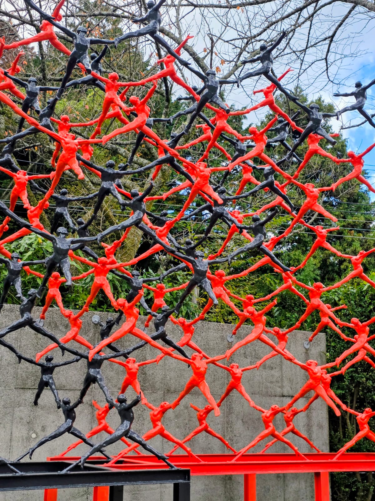 פסל צבעוני במוזיאון הפתוח בהאקונה במסגרת טיול להאקונה הר פוג'י