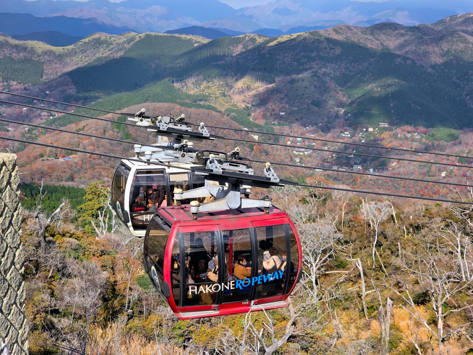 רכבל האקונה רופווי עם נוף הרי האזור במסגרת טיול להאקונה הר פוג'י