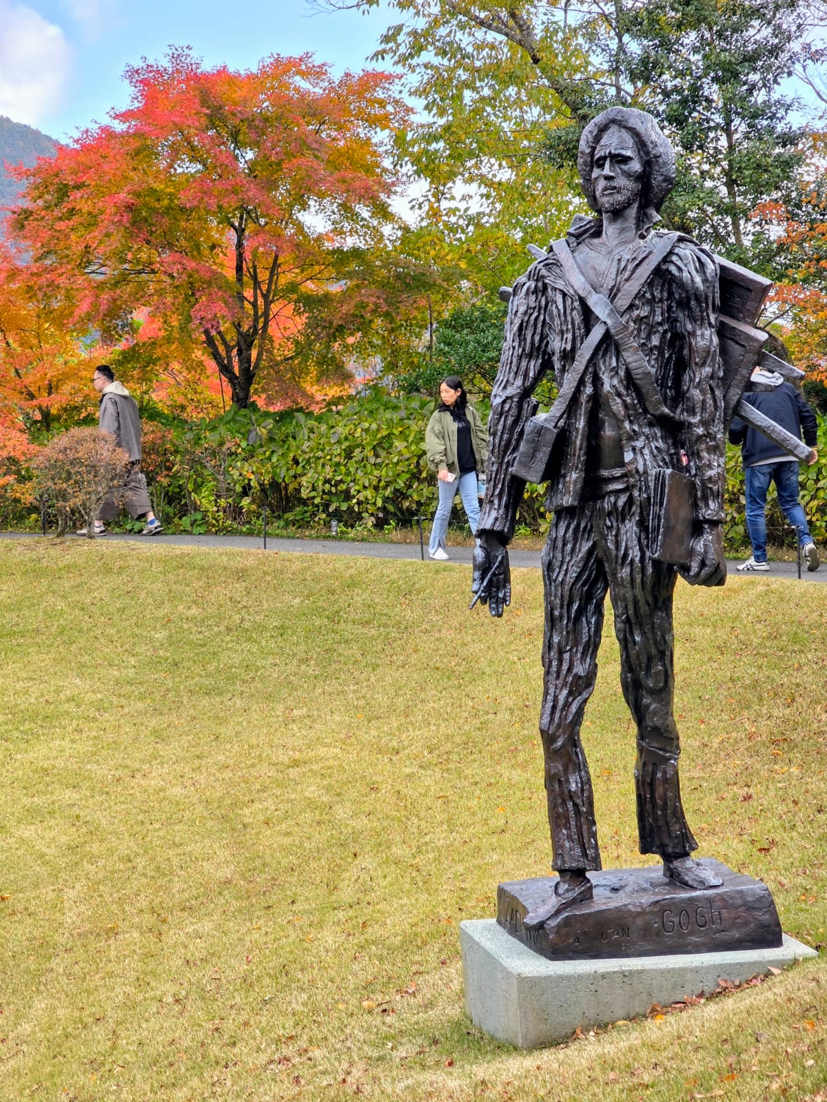 דמות ברונזה בגני המוזיאון הפתוח בהאקונה במסגרת טיול להאקונה הר פוג'י