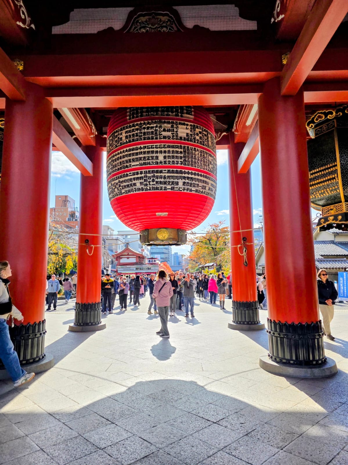 שער קאמינרימון והפנס האדום הגדול במקדש סנסו־ג׳י באסקוסה במהלך טיול לטוקיו